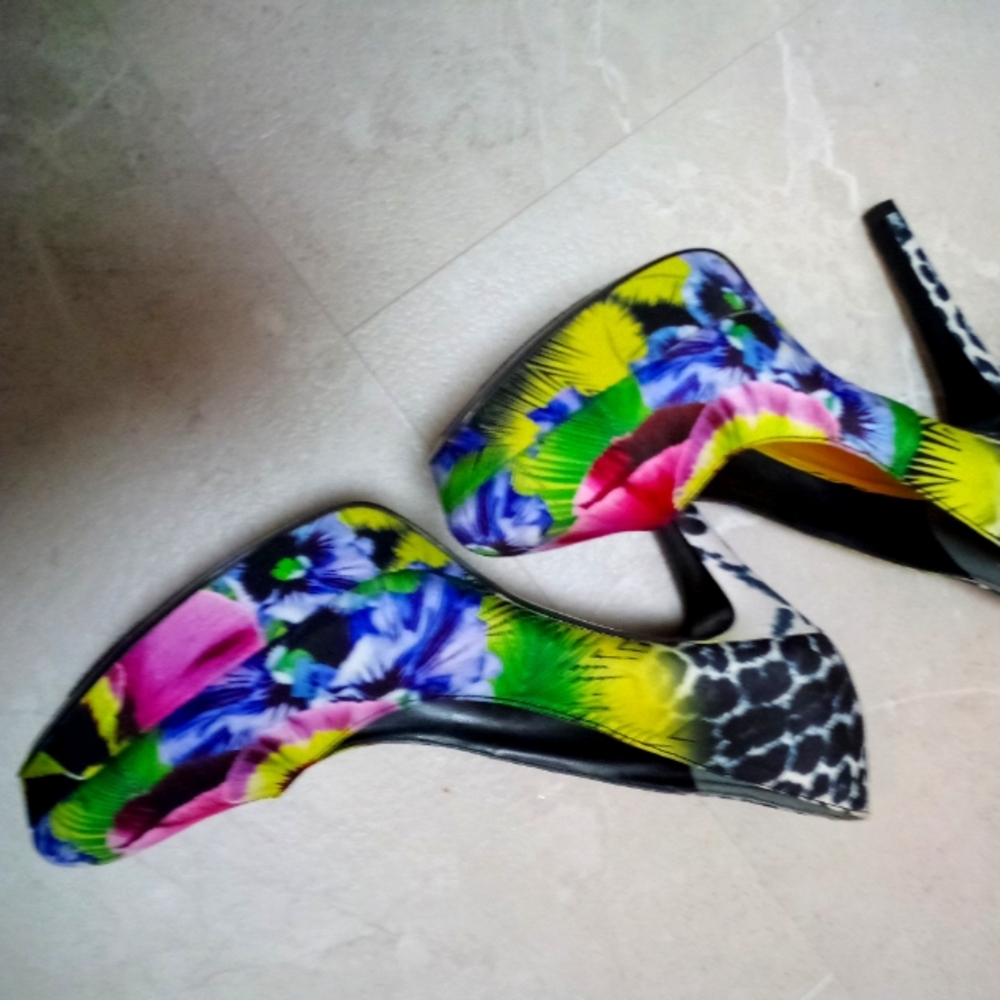 Size 10 Nine West Women's high heel shoes multi colored.